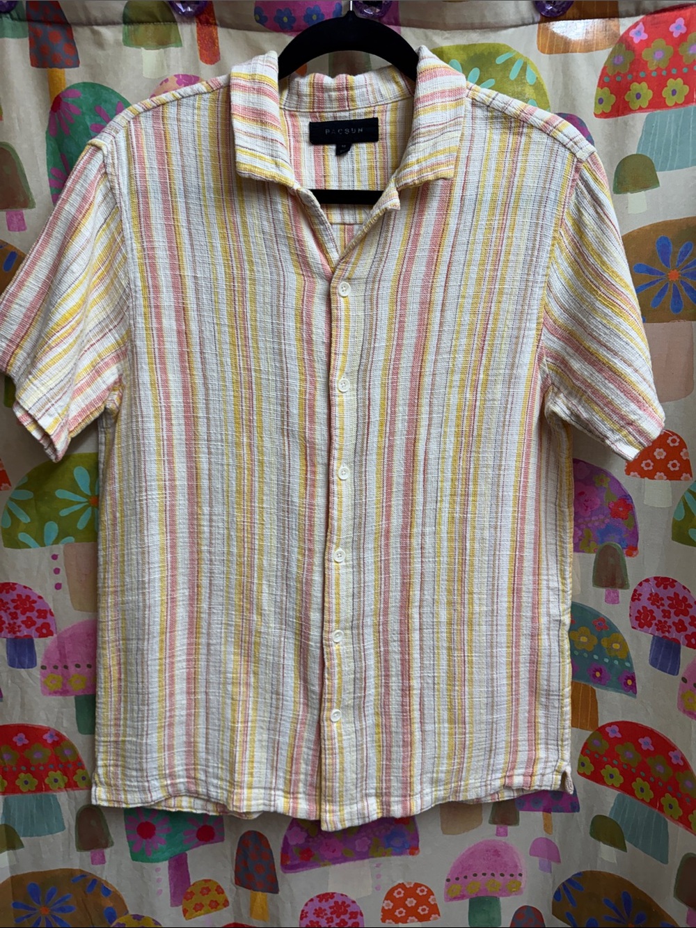 PacSun Men's Casual Short-Sleeve Button-Down Shirt in Pastel Stripe. Medium